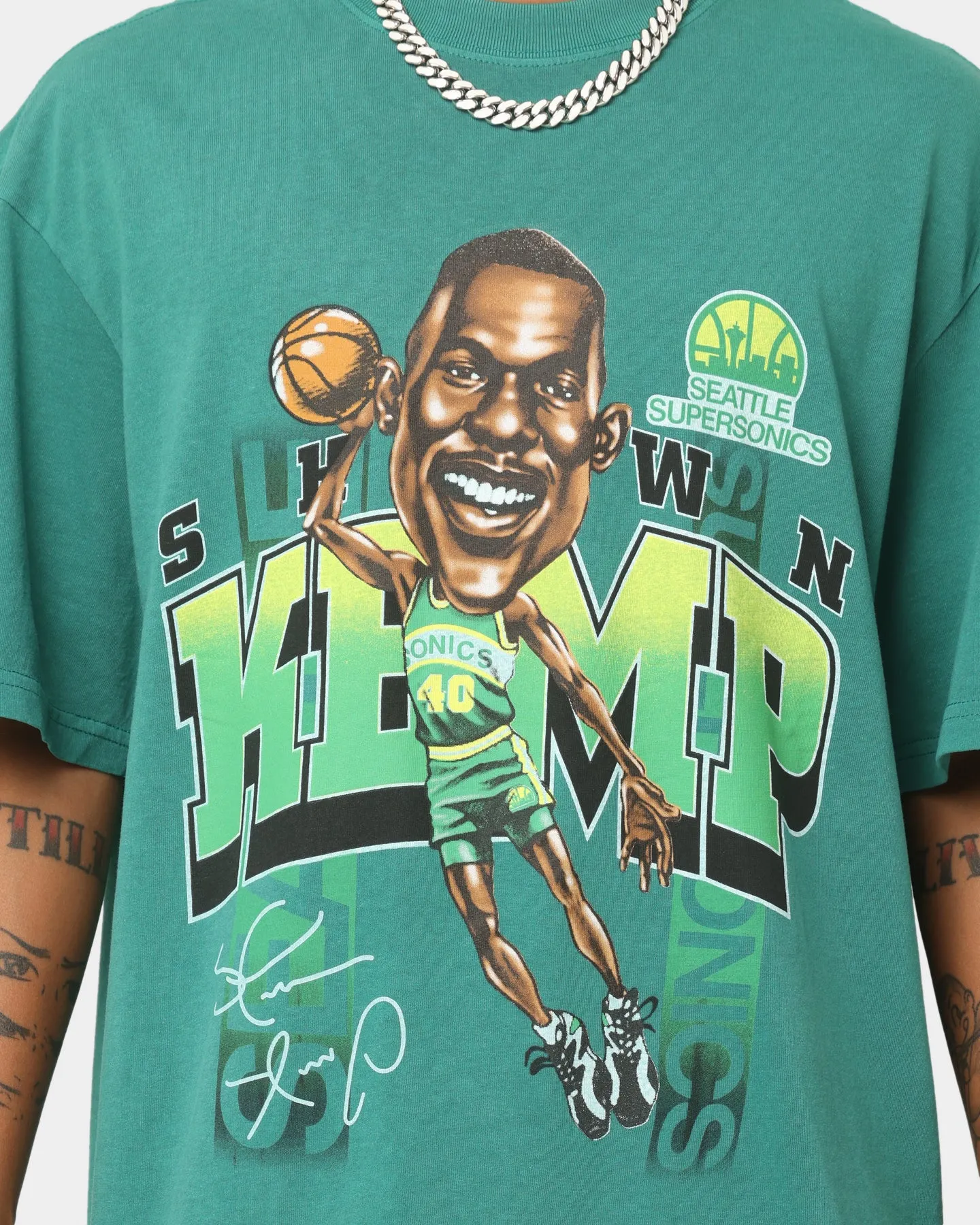 Mitchell & Ness Seattle SuperSonics Shawn Kemp Caricature Vintage T-Shirt Faded Green